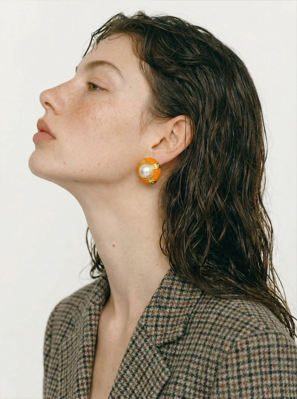 Pearl enamel geometric earrings in gold-plated stainless steel with pearl and enamel.