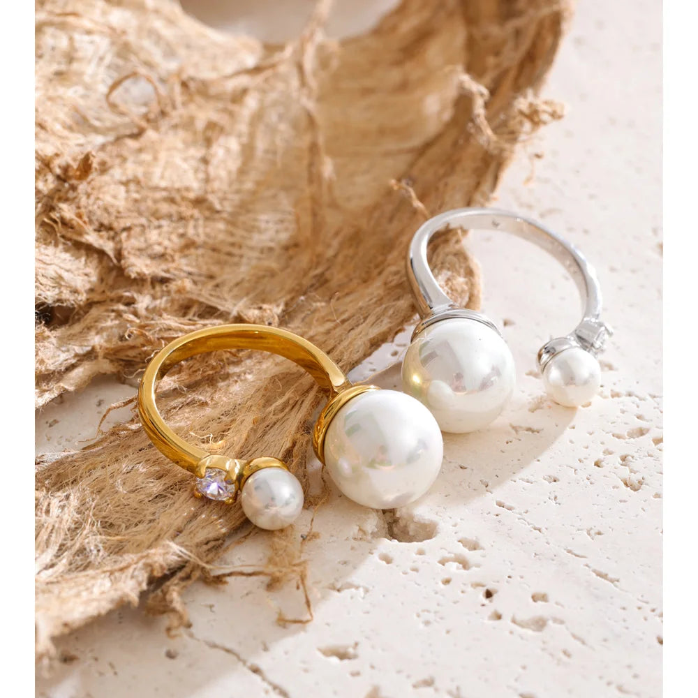 Cubic zirconia pearl geometric ring in 18K gold-plated stainless steel with pearl and cubic zirconia.