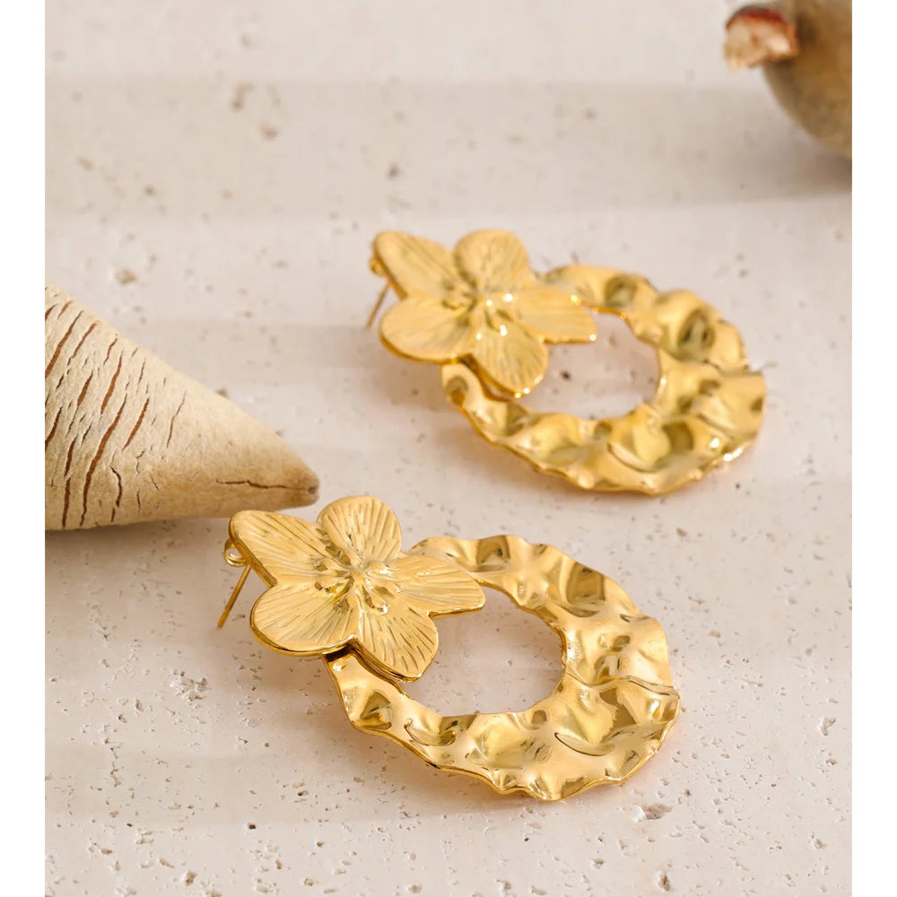 Flower Hammered Earrings — Gold-Plated Stainless Steel · PS1232