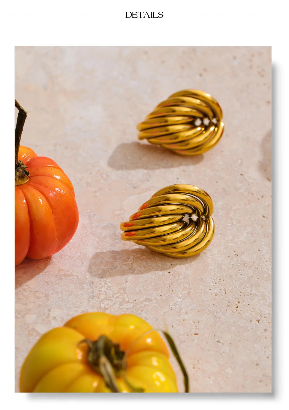 Geometric earrings in gold-plated stainless steel.