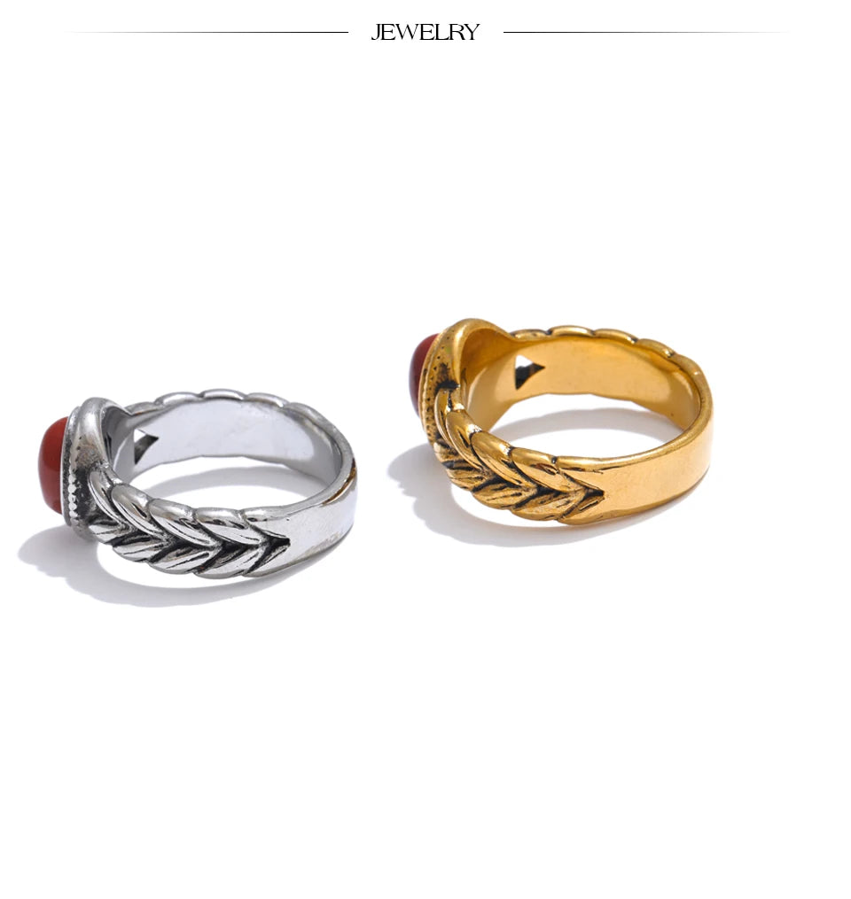 Black natural stone vintage ring in 18K gold-plated stainless steel with natural stone.