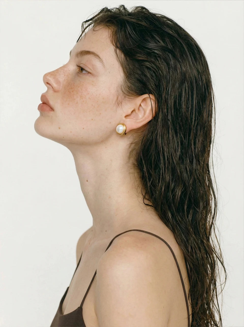 Shell geometric earrings in gold-plated stainless steel with shell.