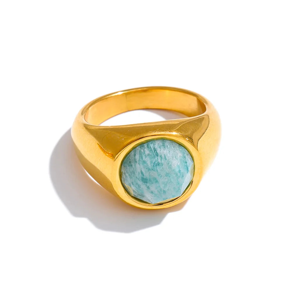 Natural stone geometric ring in 18K gold-plated stainless steel with natural stone.