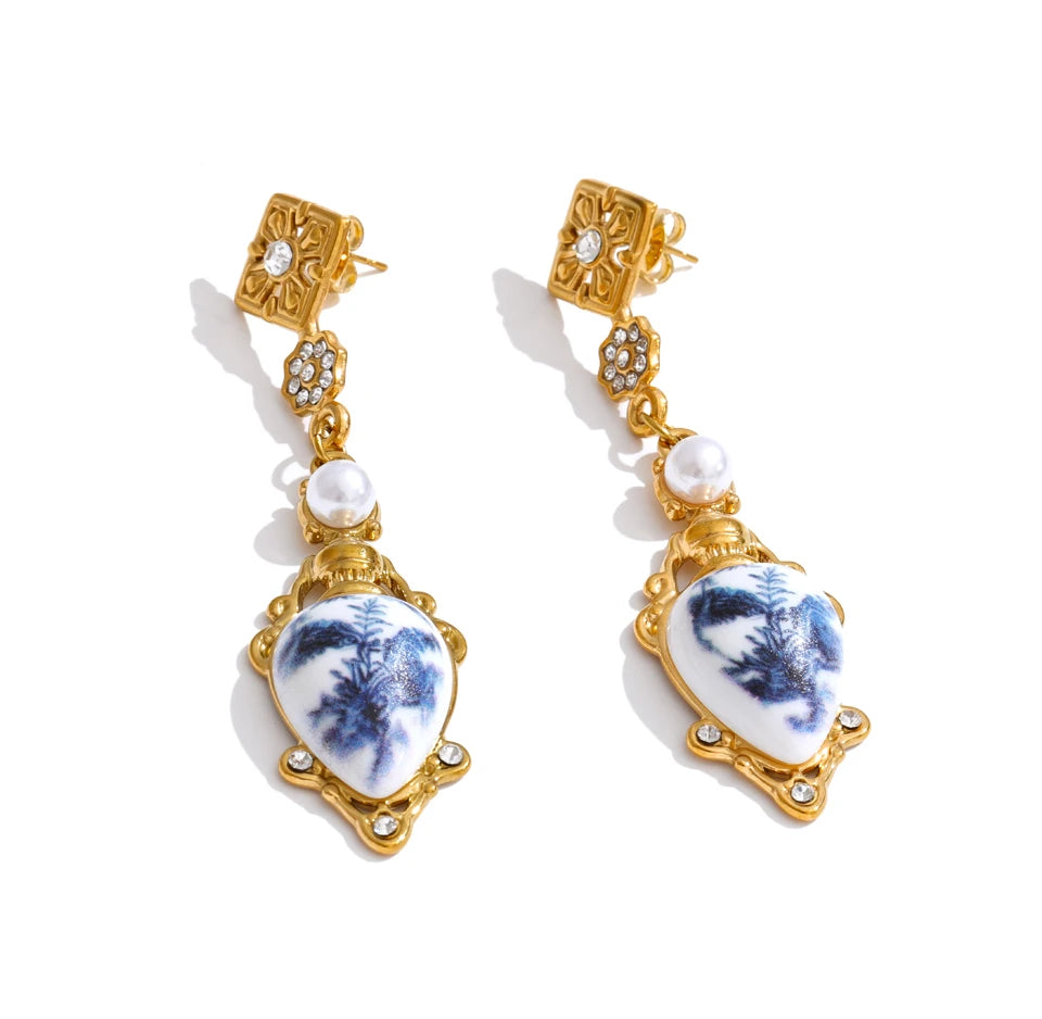 Resin flower geometric earrings in gold-plated stainless steel with resin.