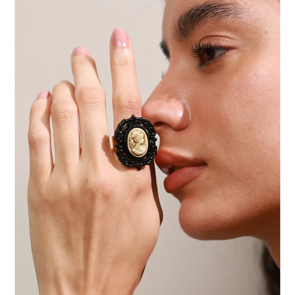 Pearl resin geometric ring in 18K gold-plated stainless steel with pearl and resin.