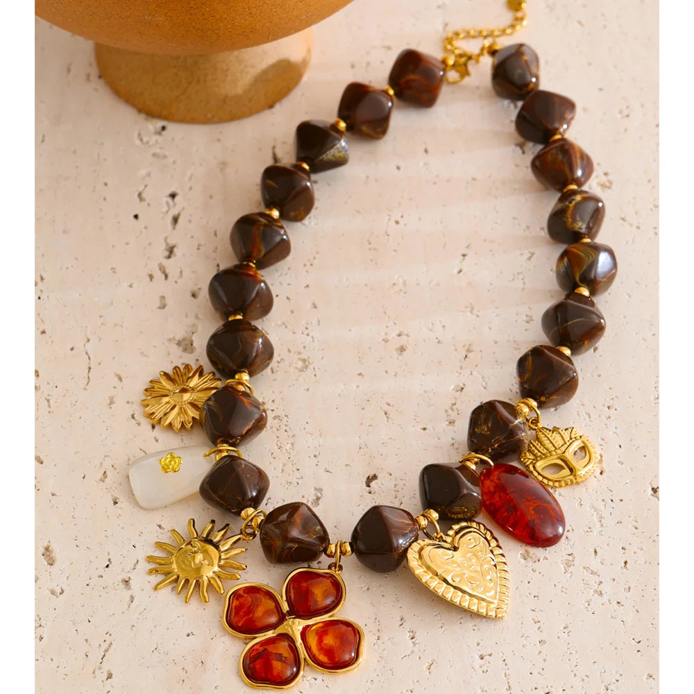 Resin acrylic heart necklace in gold-plated stainless steel with resin and acrylic.