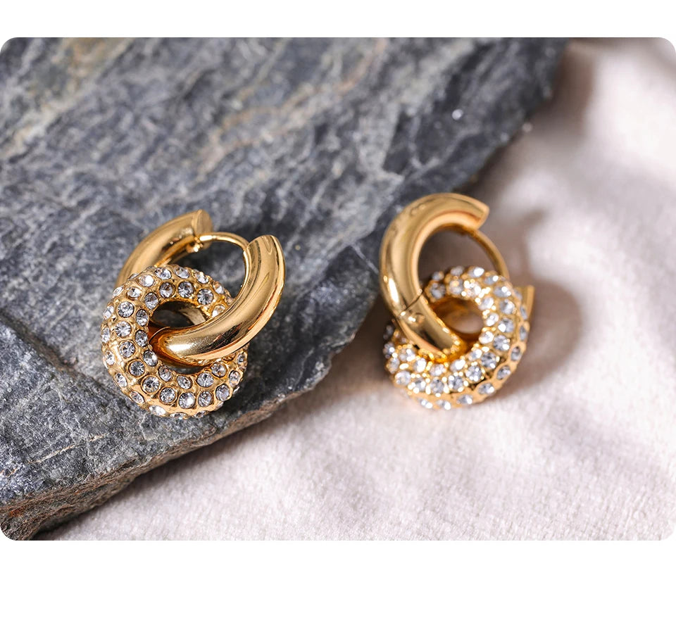 Cubic zirconia geometric earrings in 18K gold-plated stainless steel with cubic zirconia.