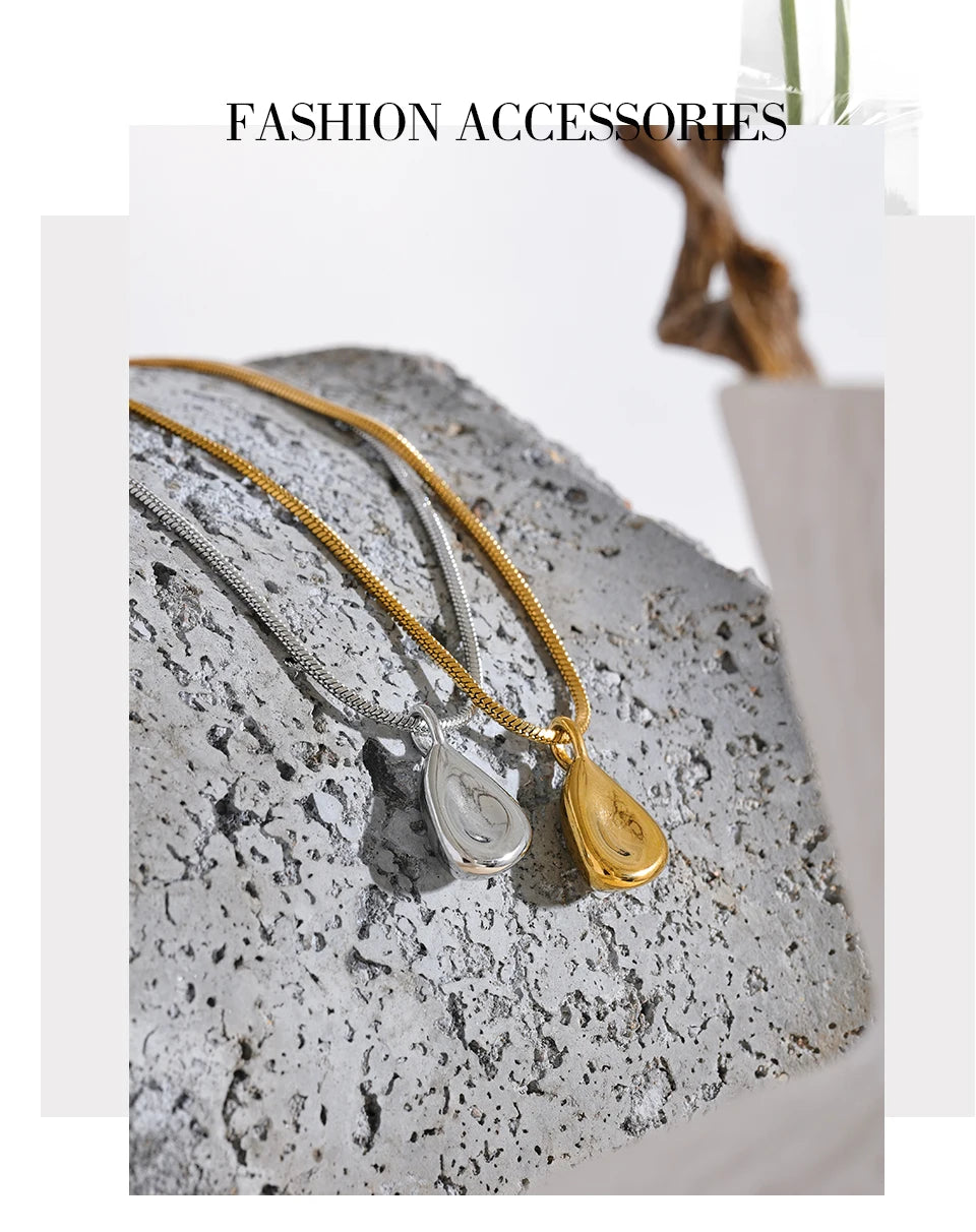 Geometric necklace in gold-plated 316L stainless steel.