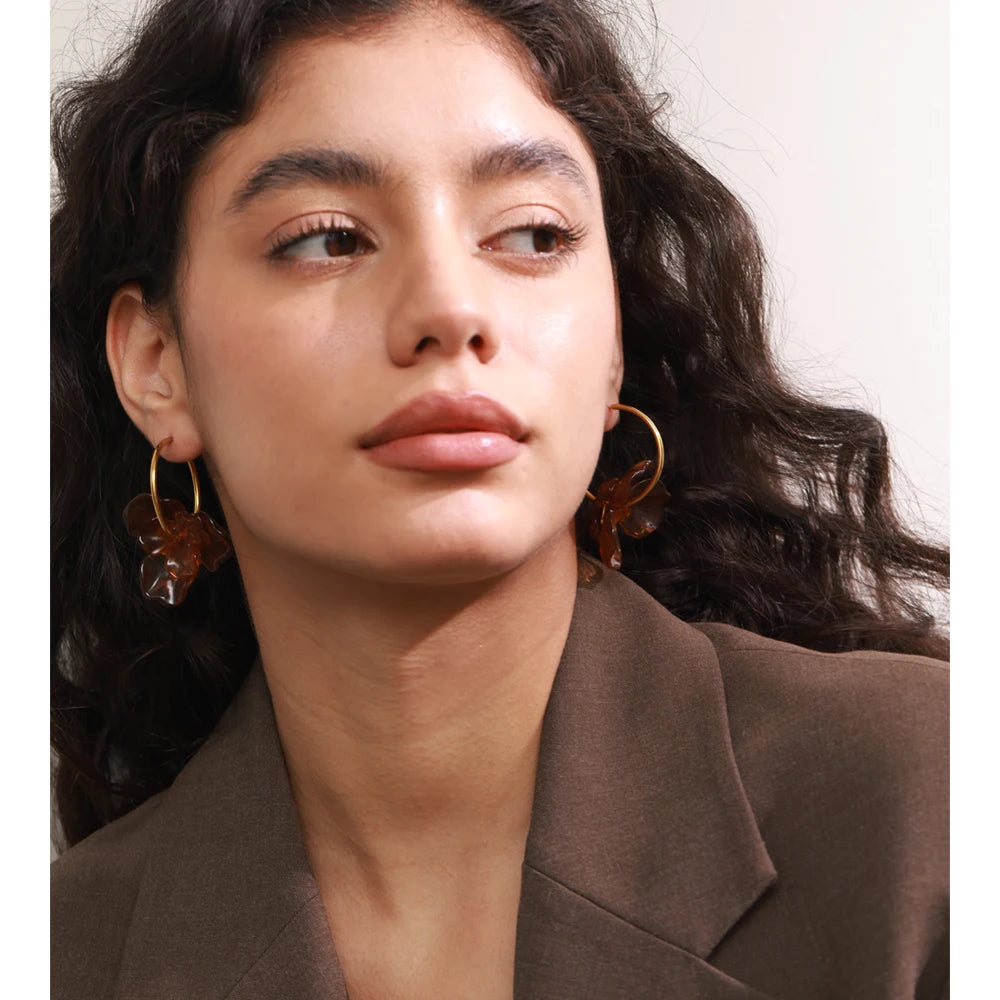 Resin flower earrings in gold-plated stainless steel with resin.