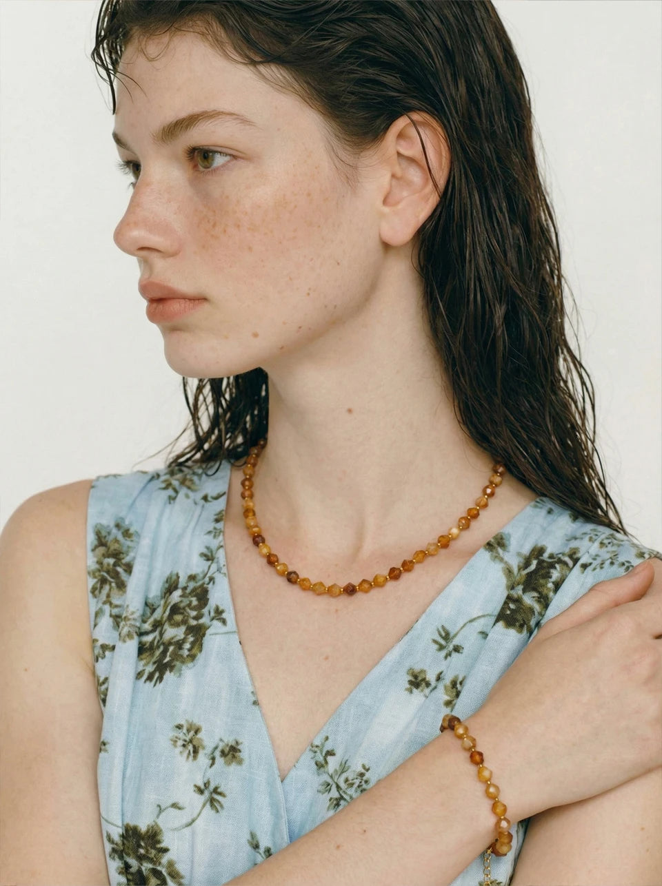 Natural stone beaded multi-color necklace in gold-plated stainless steel with natural stone.
