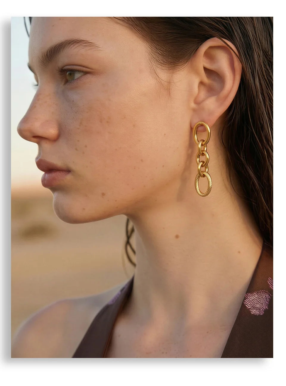 Geometric layered earrings in gold-plated stainless steel.