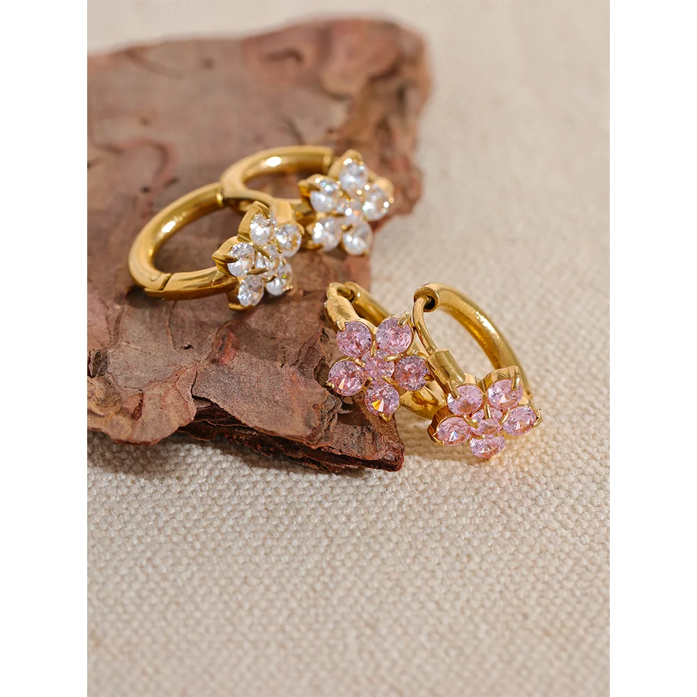 Cubic zirconia flower earrings in gold-plated stainless steel with cubic zirconia.