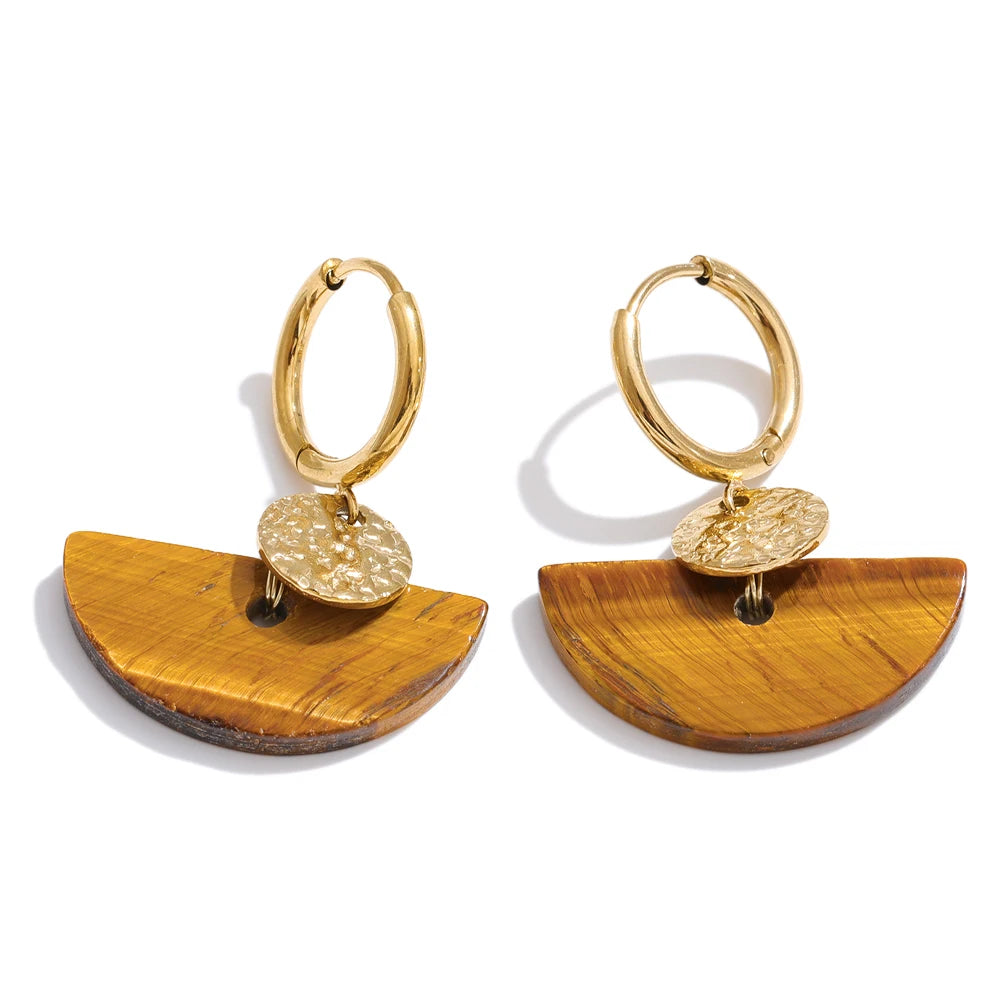 Natural stone geometric earrings in gold-plated stainless steel with natural stone.