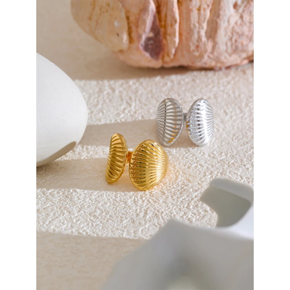 Shell geometric ring in gold-plated stainless steel with shell.