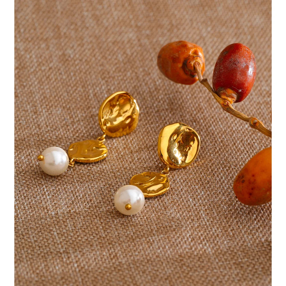 Pearl shell geometric earrings in gold-plated stainless steel with pearl and shell.