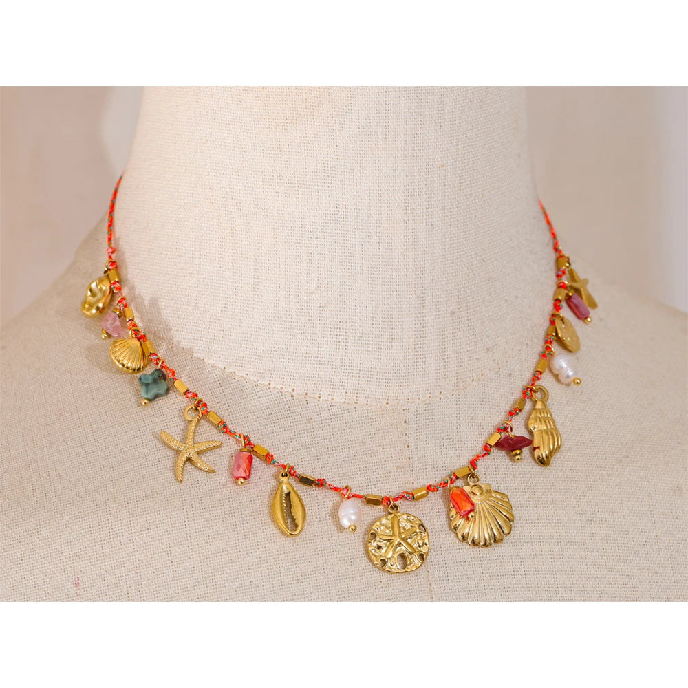 Shell natural stone star necklace in gold-plated stainless steel with natural stone and shell.