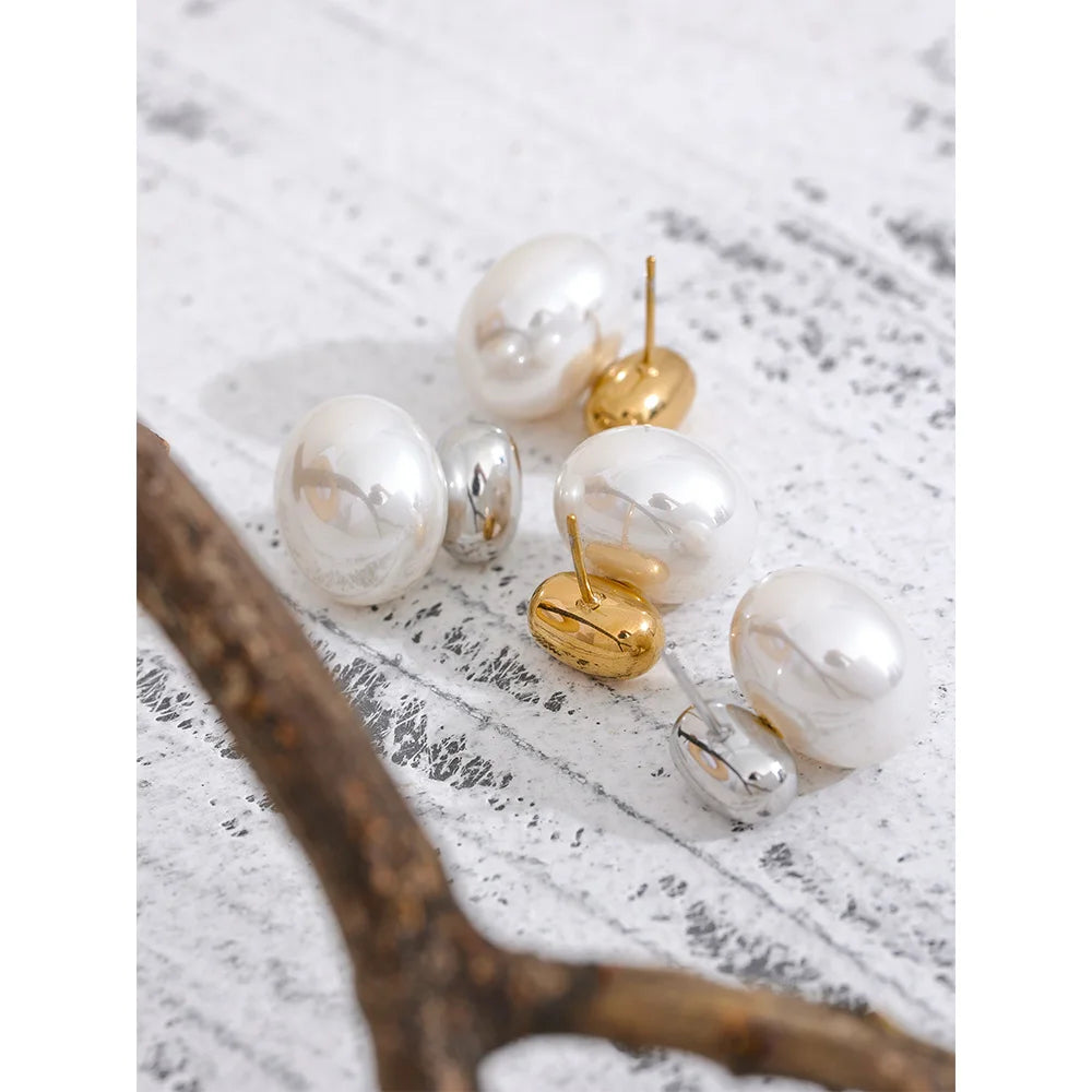 Pearl beaded geometric earrings in gold-plated stainless steel with pearl.