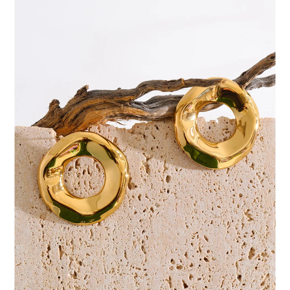 Minimalist geometric earrings in gold-plated stainless steel.