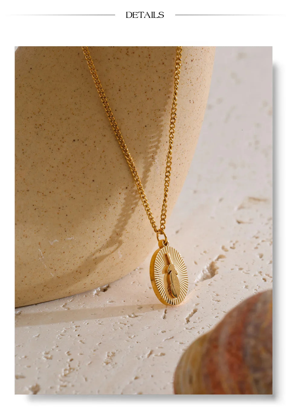 Geometric necklace in gold-plated stainless steel.