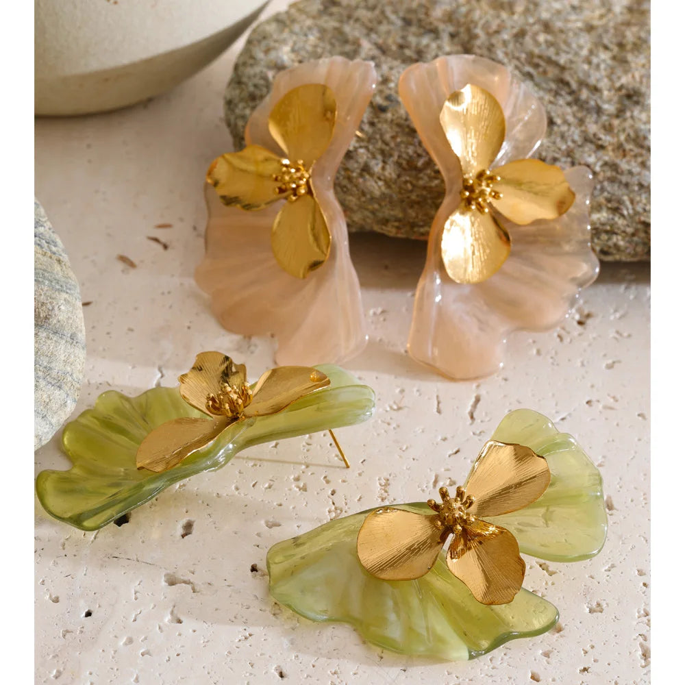Green resin flower earrings in gold-plated stainless steel with resin.