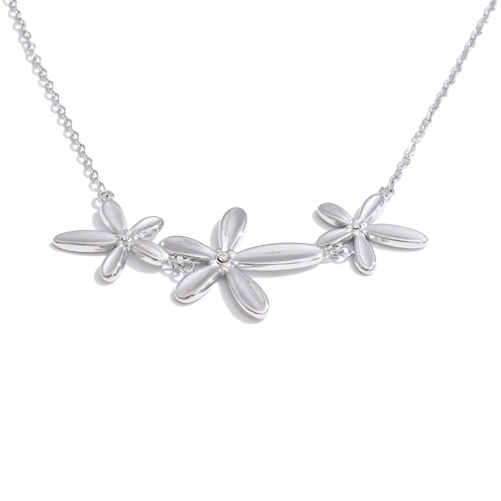 Cubic zirconia flower necklace in gold-plated stainless steel with cubic zirconia.