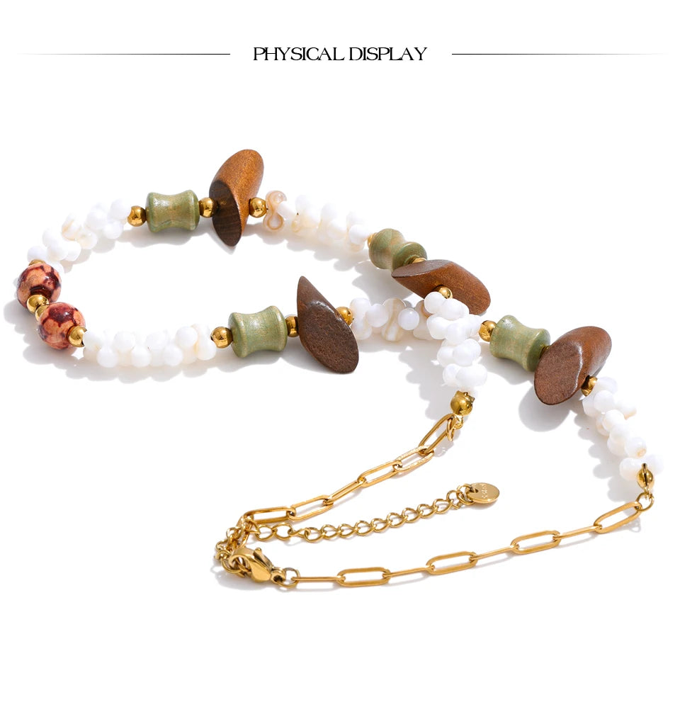 Shell beaded geometric necklace in gold-plated stainless steel with shell.