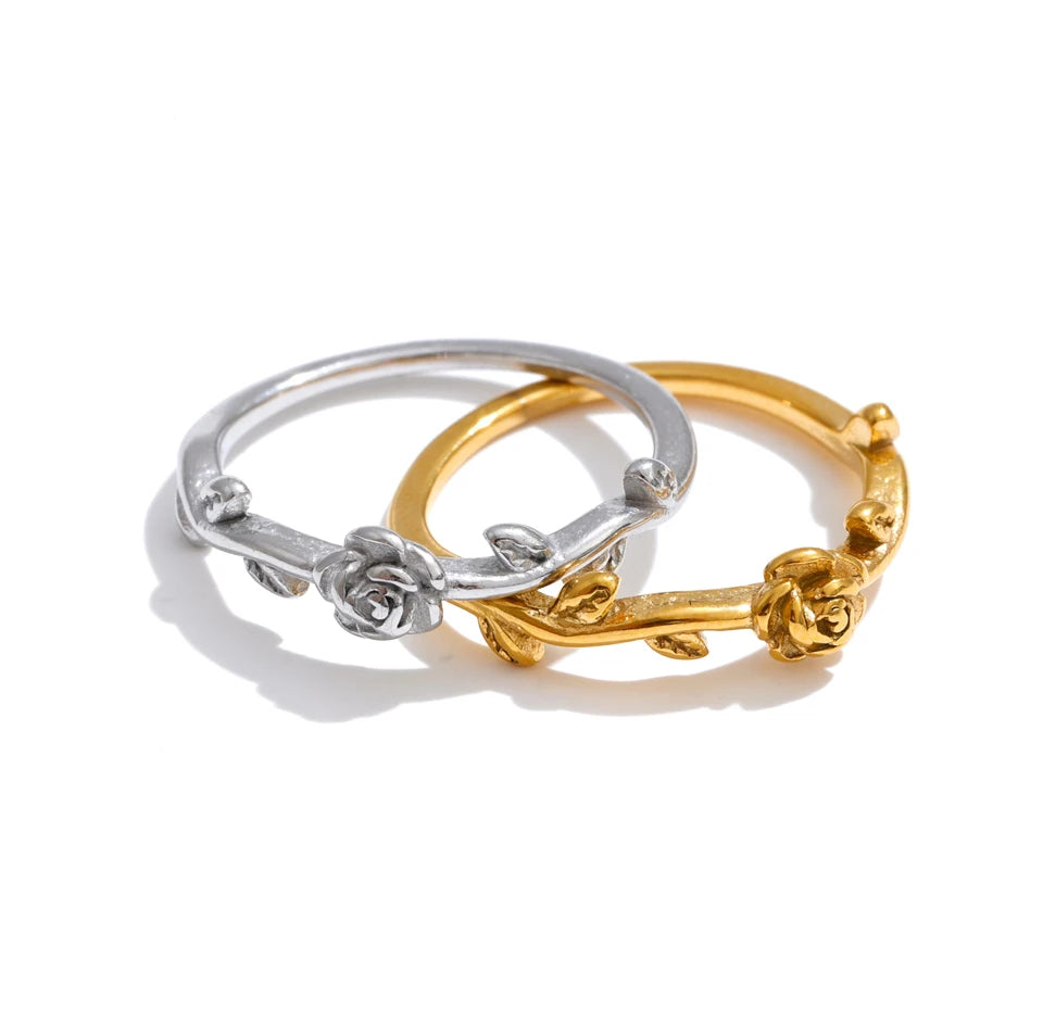 Flower ring in 18K gold-plated stainless steel.