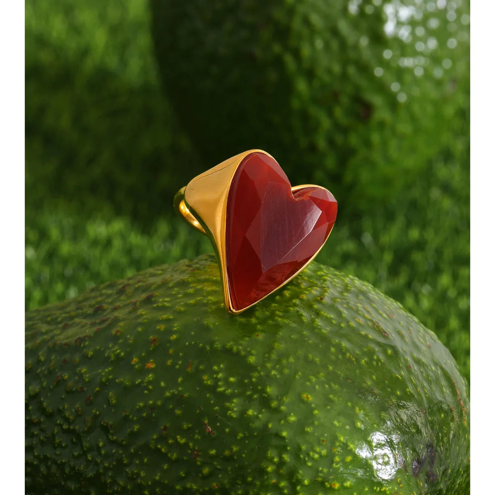 Red natural stone heart ring in 18K gold-plated stainless steel with natural stone.
