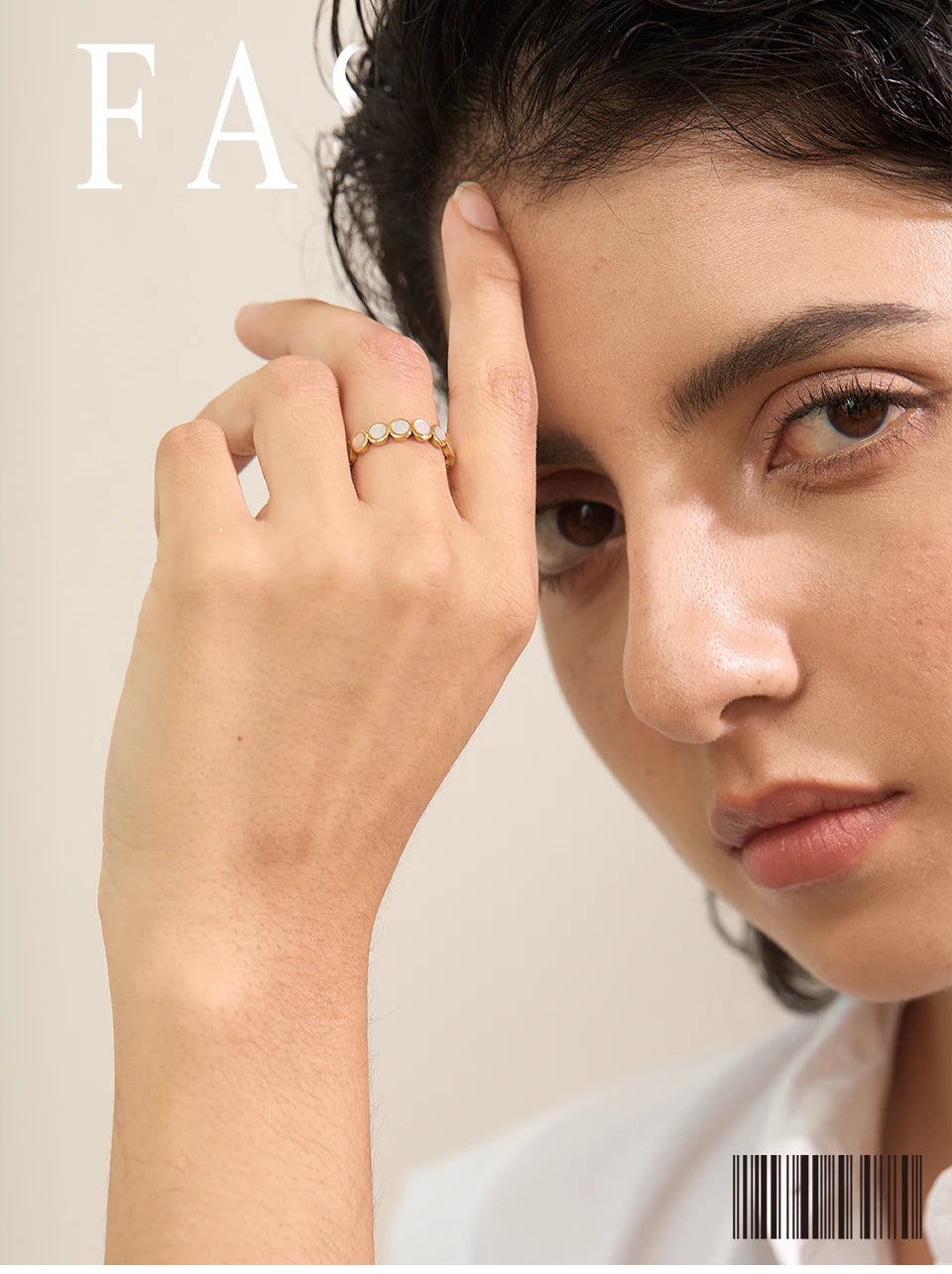 Shell geometric ring in 18K gold-plated stainless steel with shell.