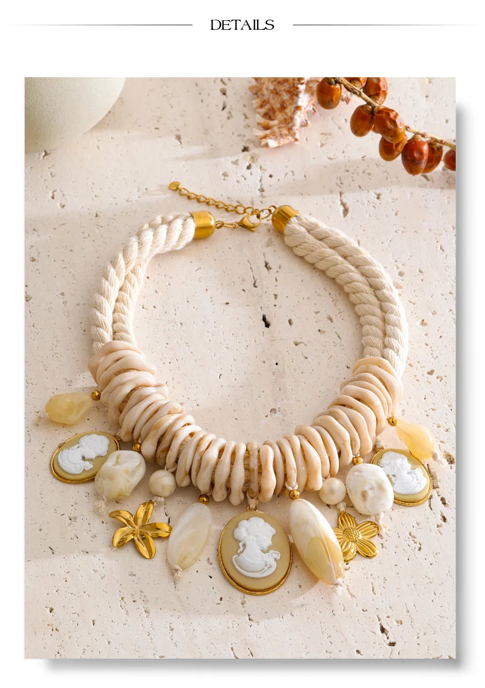 Resin flower geometric necklace in gold-plated stainless steel with resin.