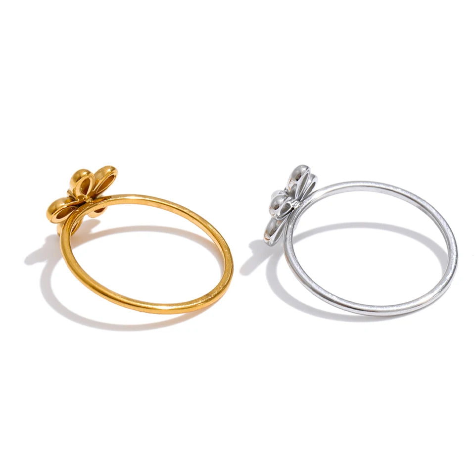 Pearl flower minimalist ring in 18K gold-plated stainless steel with pearl.