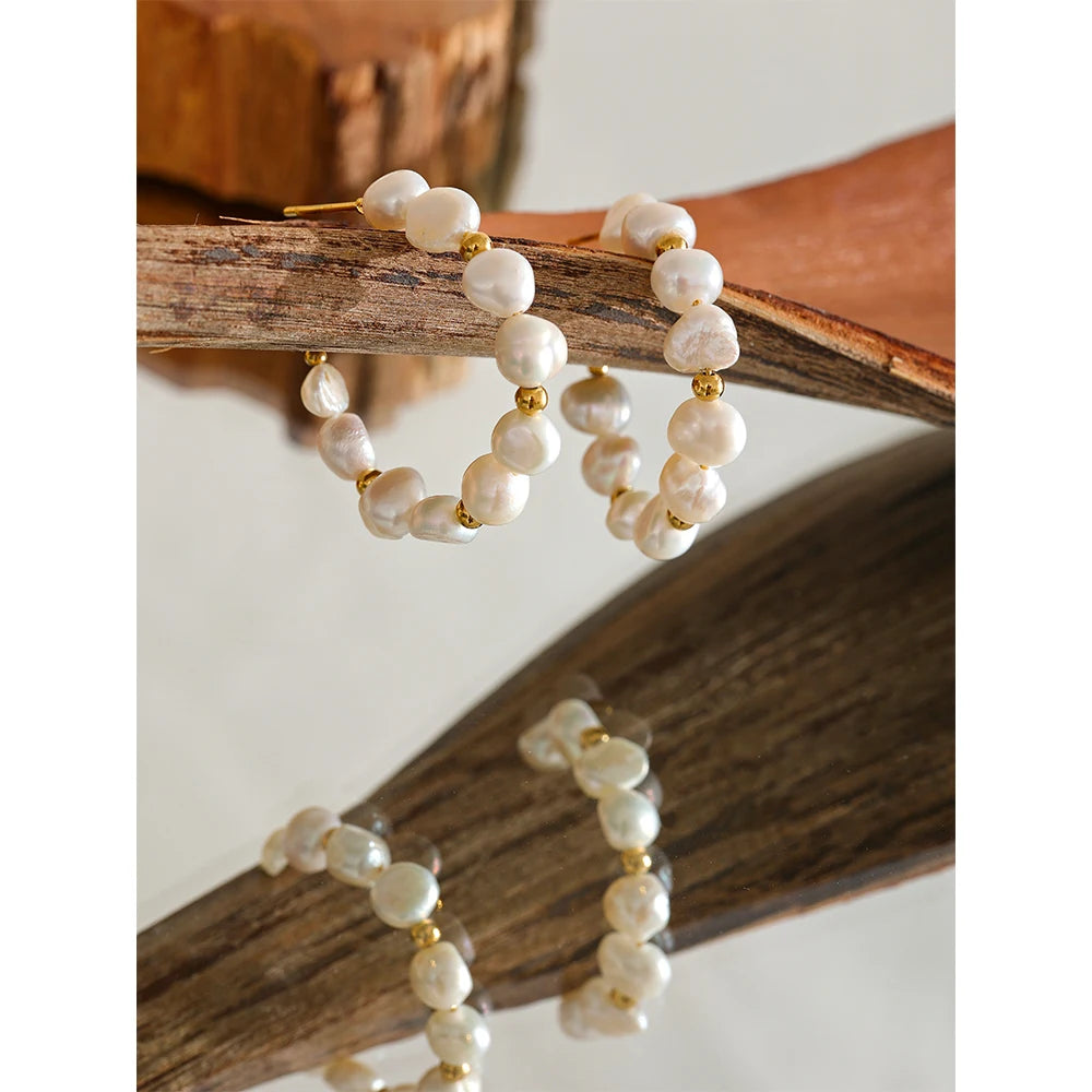 Freshwater pearl geometric earrings in gold-plated stainless steel with freshwater pearl.