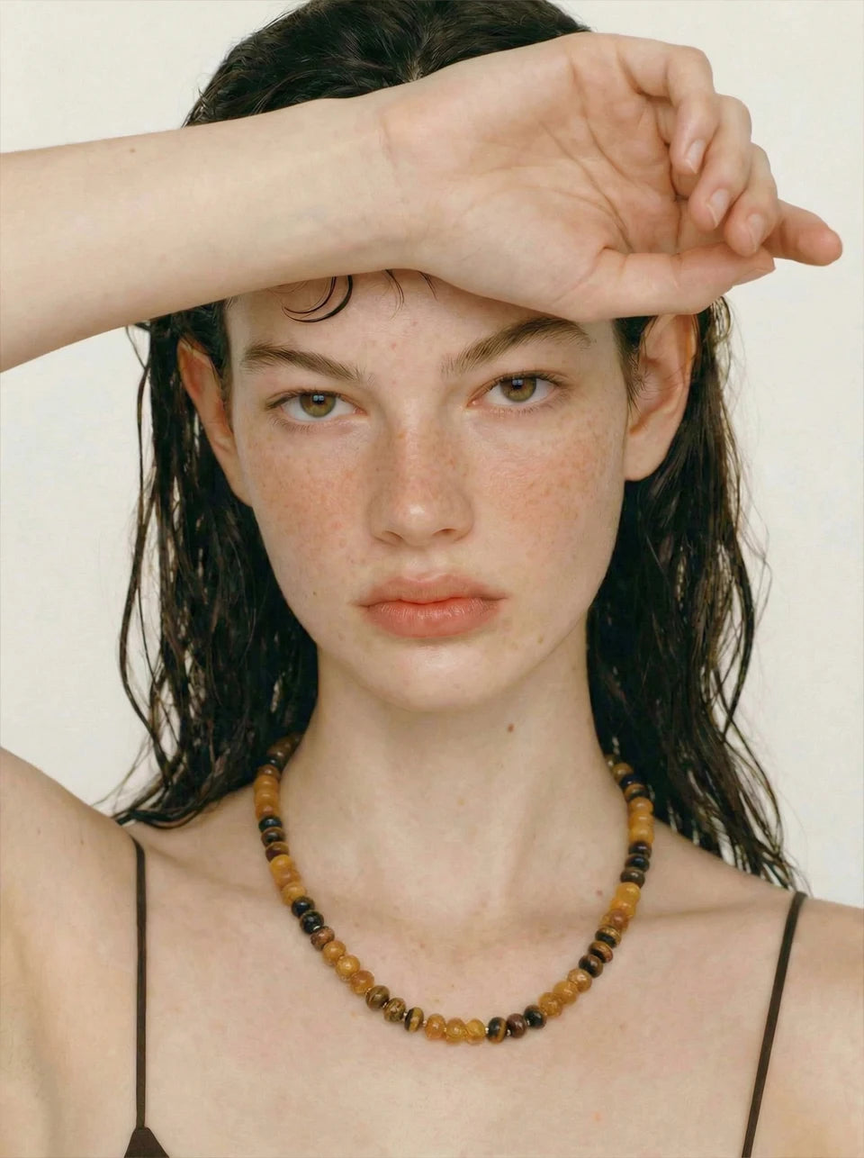 Natural stone beaded geometric necklace in gold-plated stainless steel with natural stone.