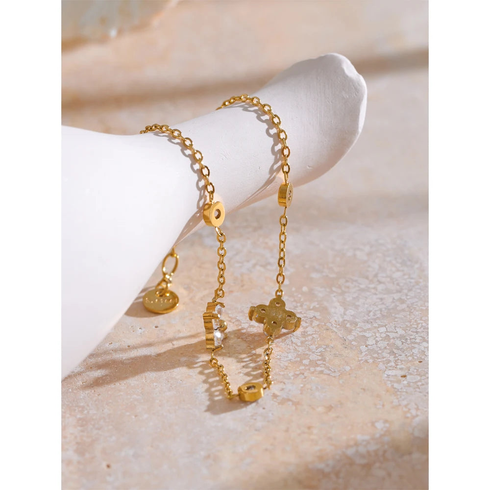 Cubic zirconia flower geometric necklace in gold-plated stainless steel with cubic zirconia.