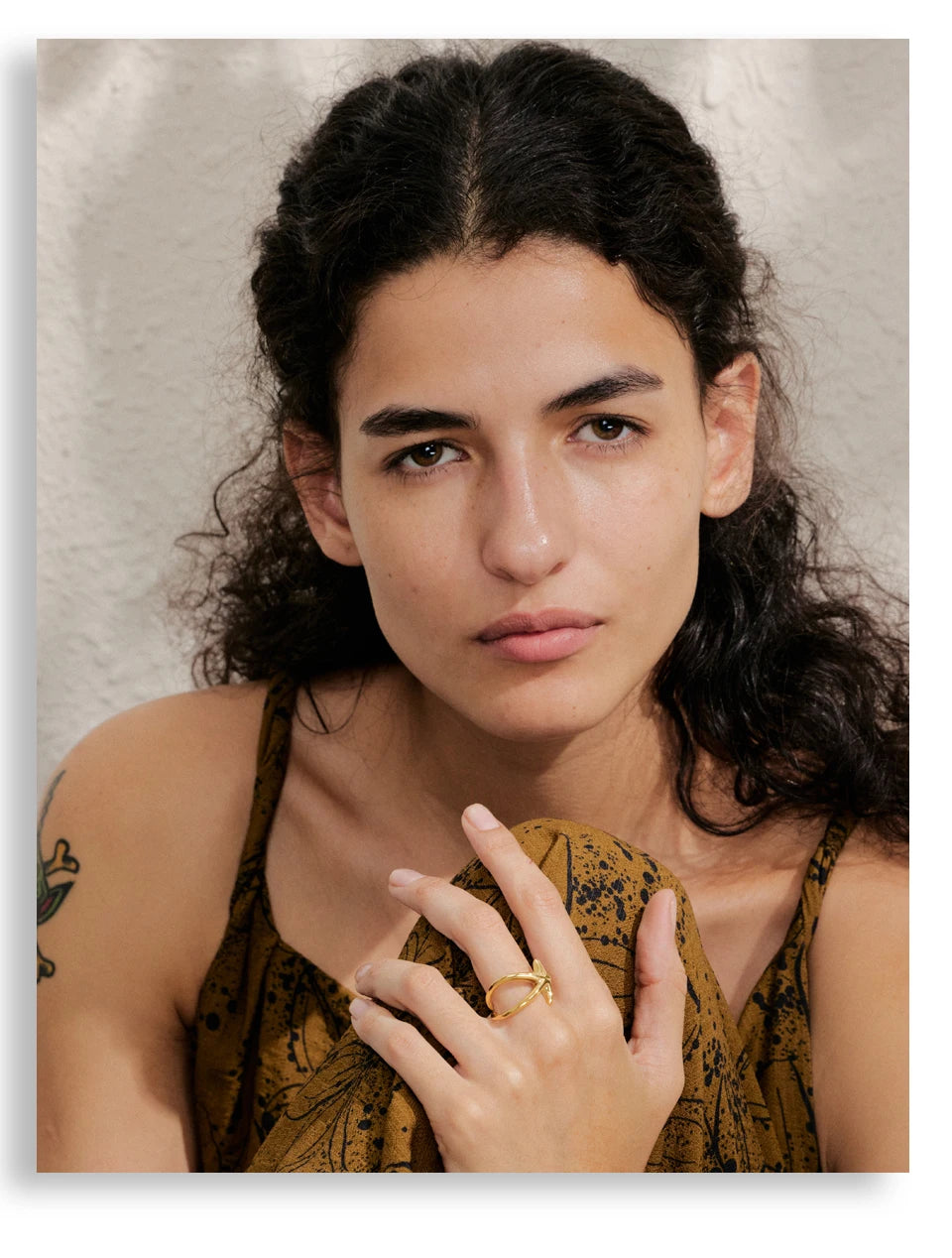 Star geometric ring in gold-plated stainless steel.