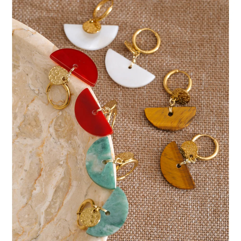 Natural stone geometric earrings in gold-plated stainless steel with natural stone.