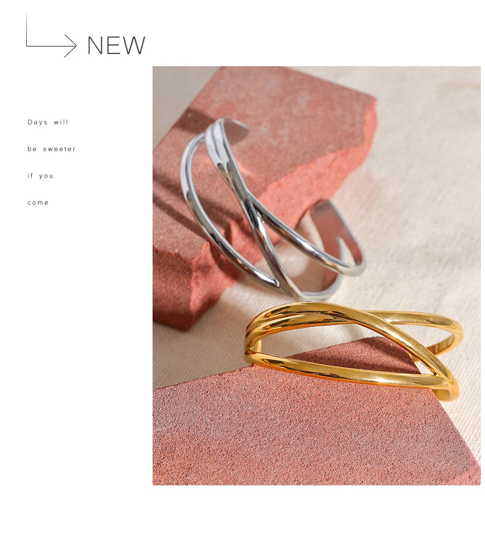 Minimalist geometric bracelet in gold-plated stainless steel.