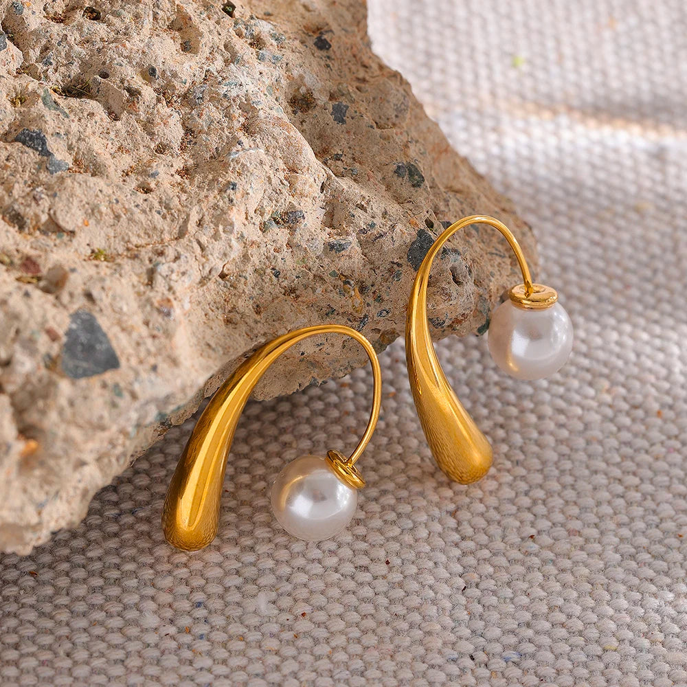 Pearl minimalist geometric earrings in stainless steel with pearl.