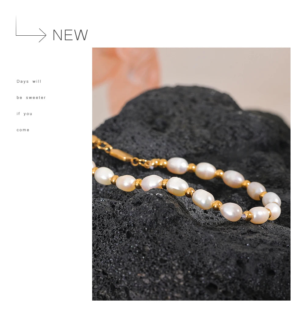 Freshwater pearl geometric bracelet in gold-plated stainless steel with freshwater pearl.