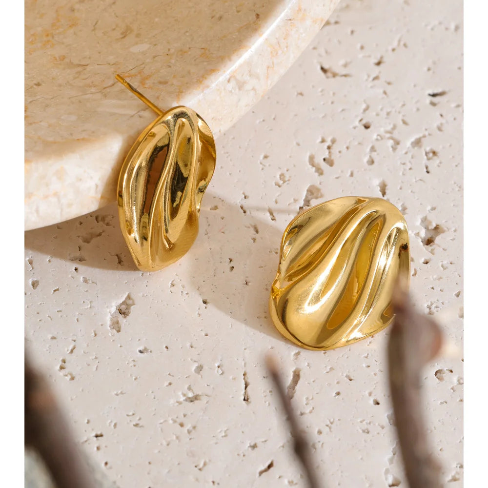 Geometric earrings in gold-plated stainless steel.
