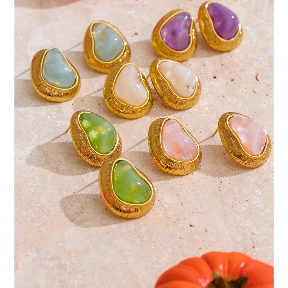 Resin acrylic heart earrings in gold-plated stainless steel with resin and acrylic.