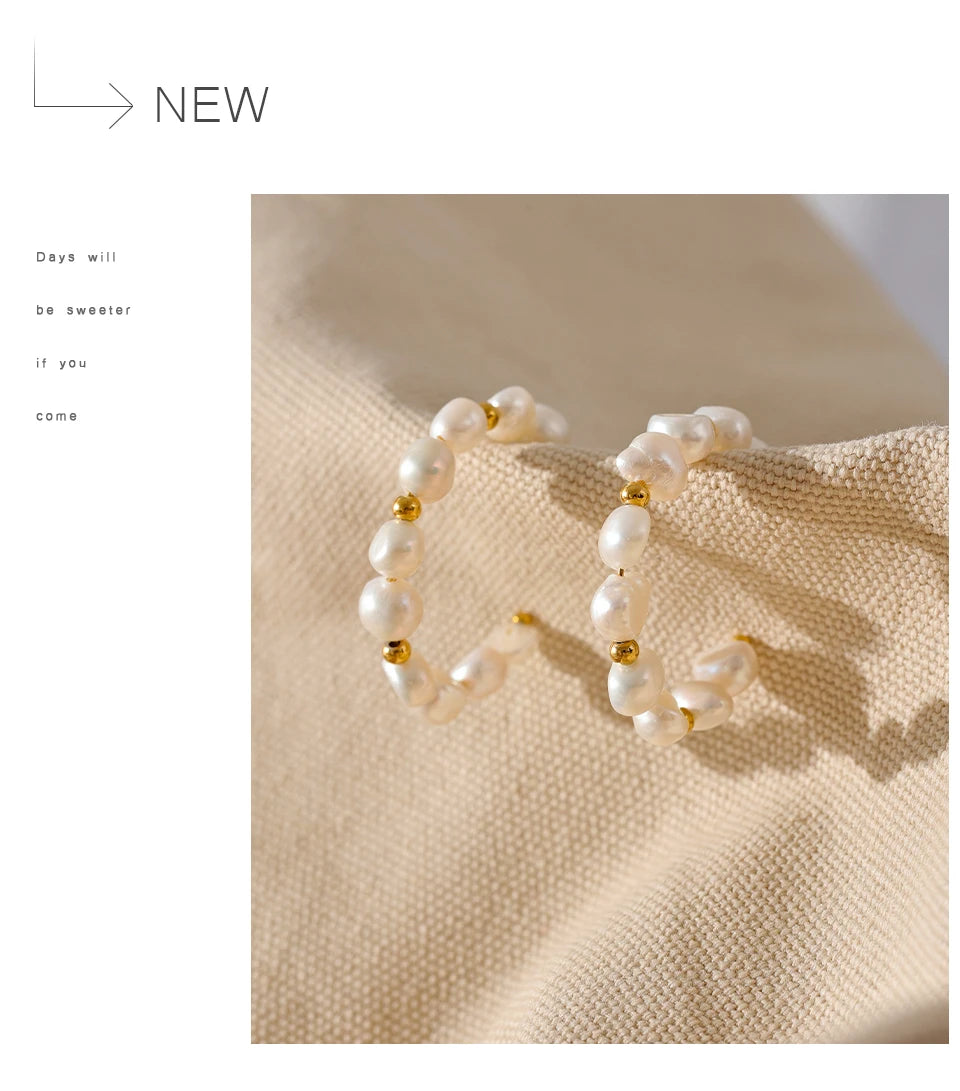 Freshwater pearl geometric earrings in gold-plated stainless steel with freshwater pearl.