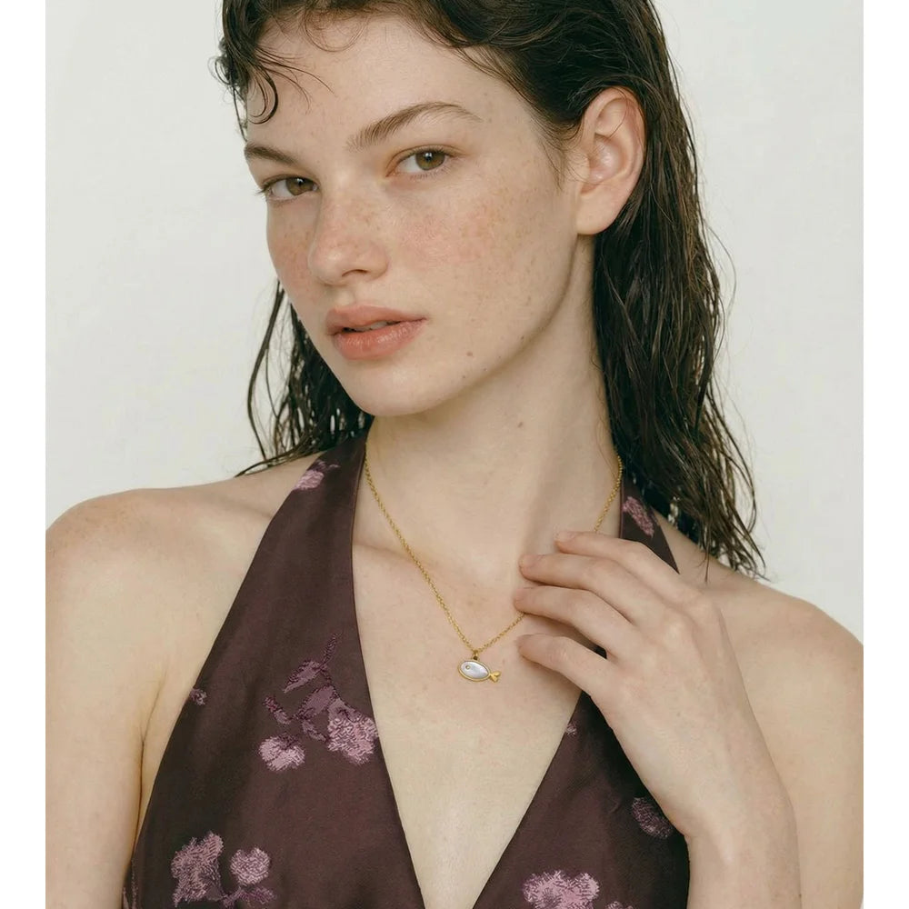 Shell geometric necklace in gold-plated stainless steel with shell.