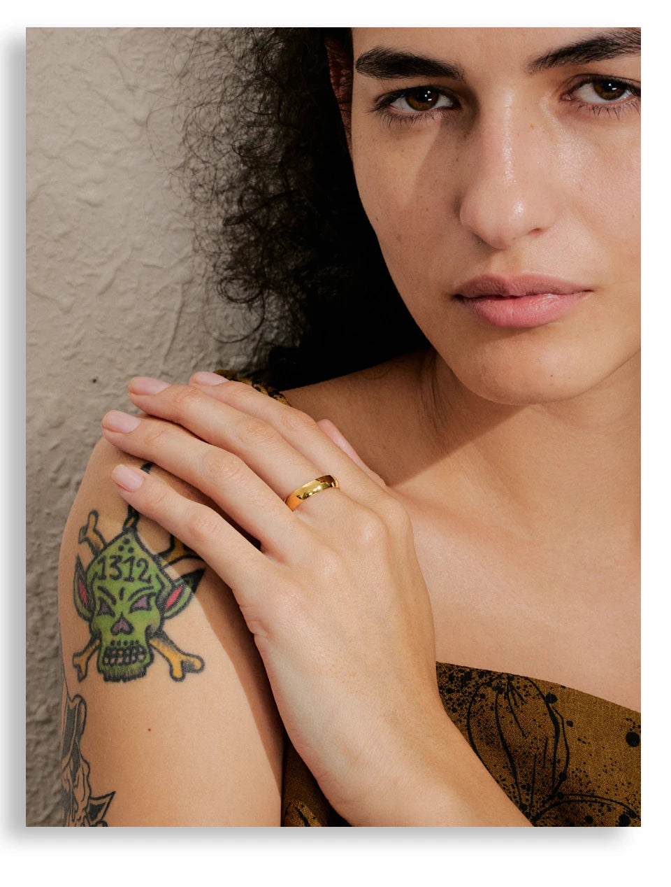 Cubic zirconia geometric ring in 18K gold-plated stainless steel with cubic zirconia.