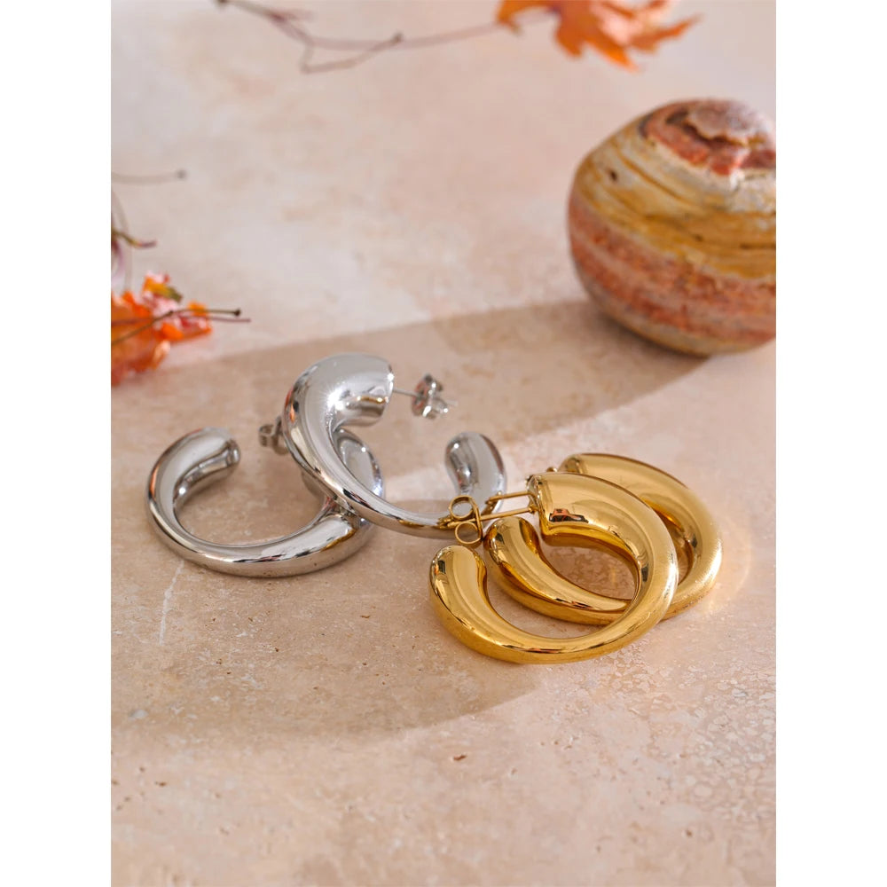 Minimalist geometric earrings in gold-plated stainless steel.
