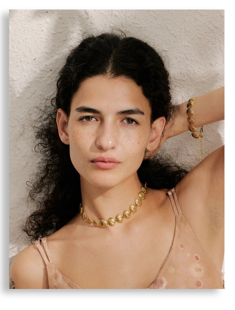 Shell hammered geometric necklace in gold-plated stainless steel with shell.