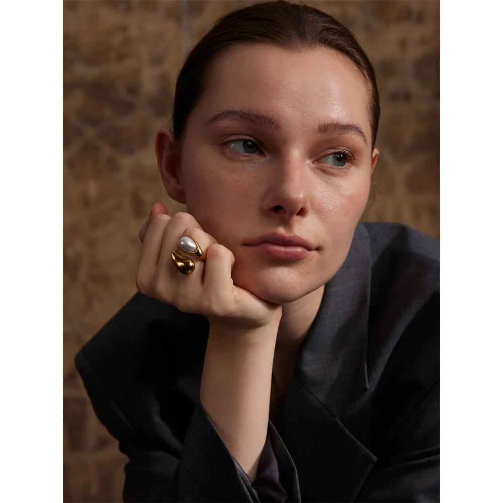 Pearl geometric ring in gold-plated stainless steel with pearl.