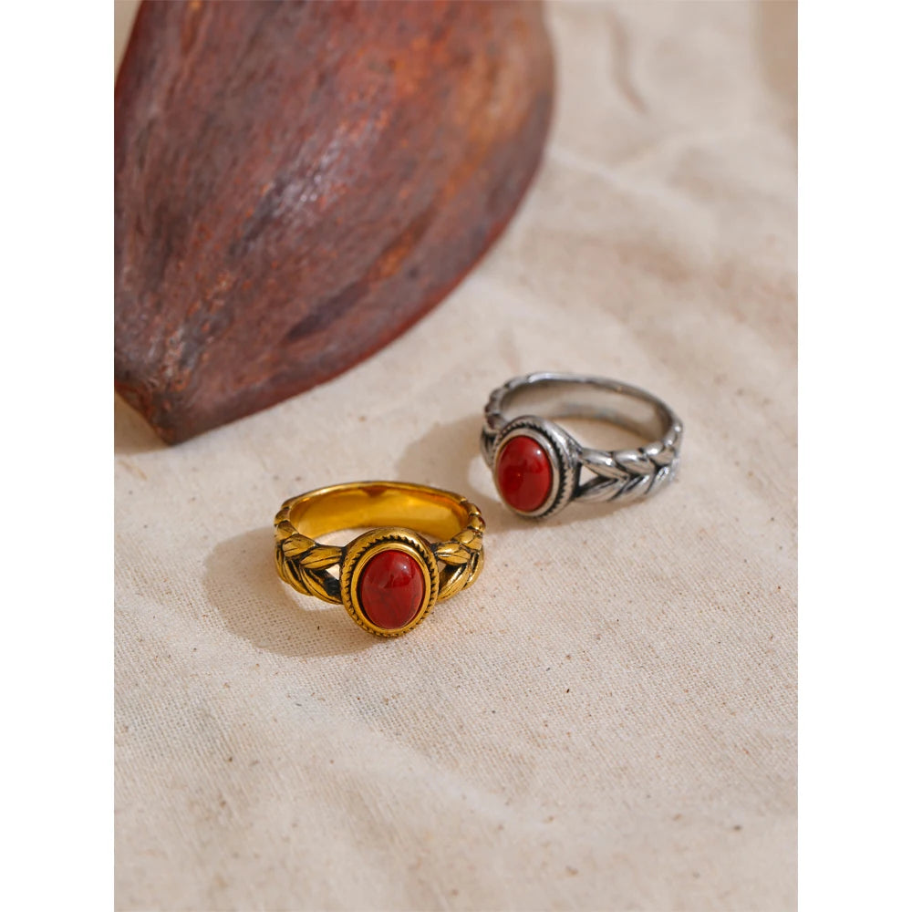 Black natural stone vintage ring in 18K gold-plated stainless steel with natural stone.