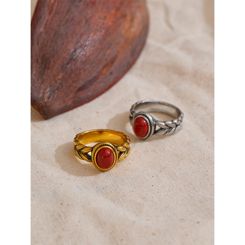 Black natural stone vintage ring in 18K gold-plated stainless steel with natural stone.
