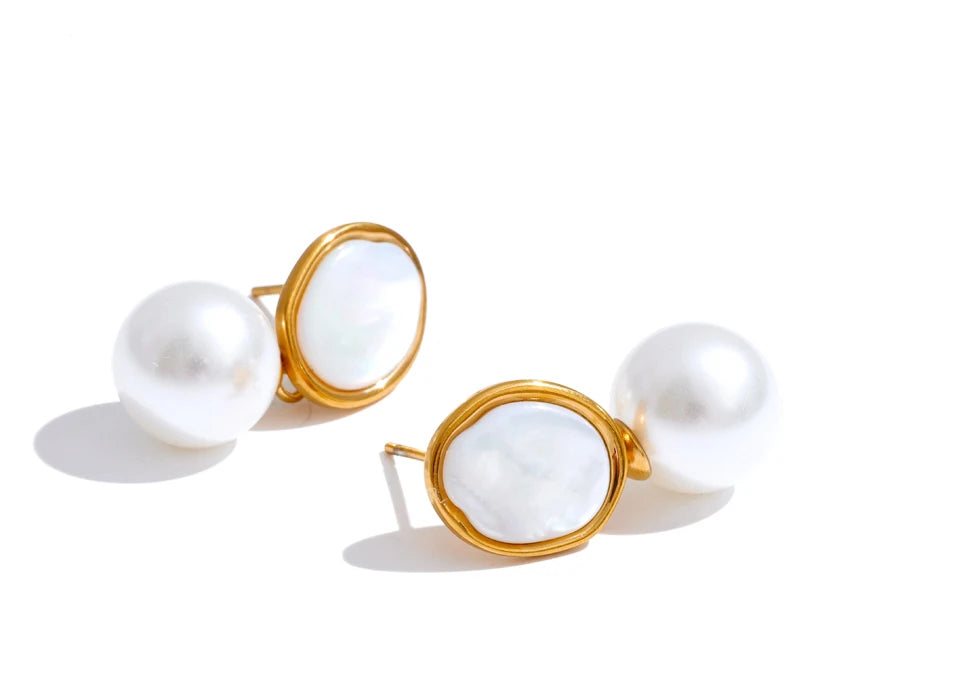 Pearl shell geometric earrings in gold-plated stainless steel with pearl and shell.